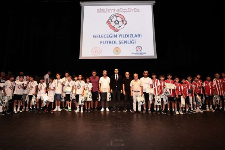 Geleceğin Yıldızları madalyalarını aldı -