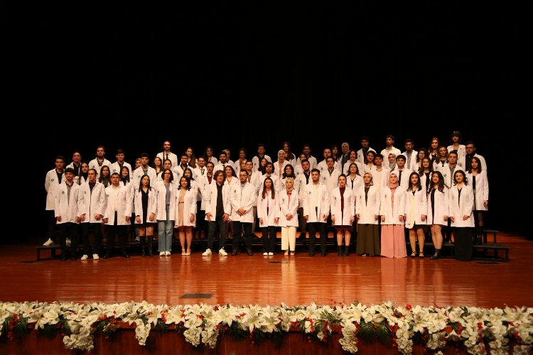 Geleceğin doktorları beyaz önlük giydi -