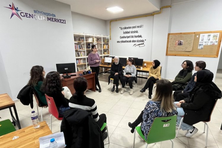 Gençler deneyimlerini atölyede paylaştı -