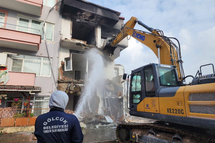 Gölcük'teki patlamada ağır hasarlı binanın yıkımı tamamlandı -