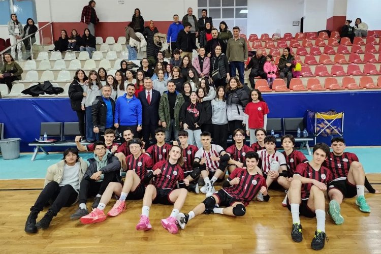 Gölcük'ün yeni voleybol takımından ilk maçta galibiyet -