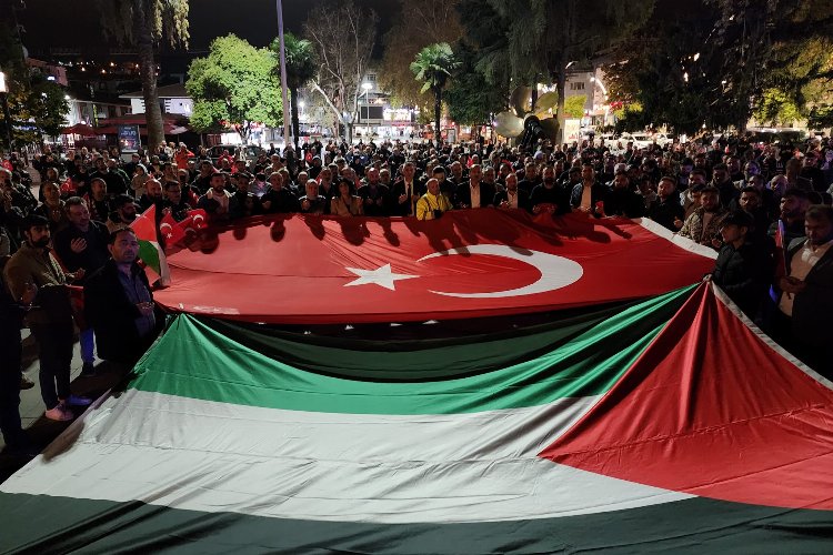 Gölcüklüler insalık dışı saldırıları protesto etti -