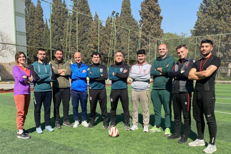Görme Engelliler Federasyonu 'Futbol Aday Hakem Kursu' İzmir'de yapıldı -