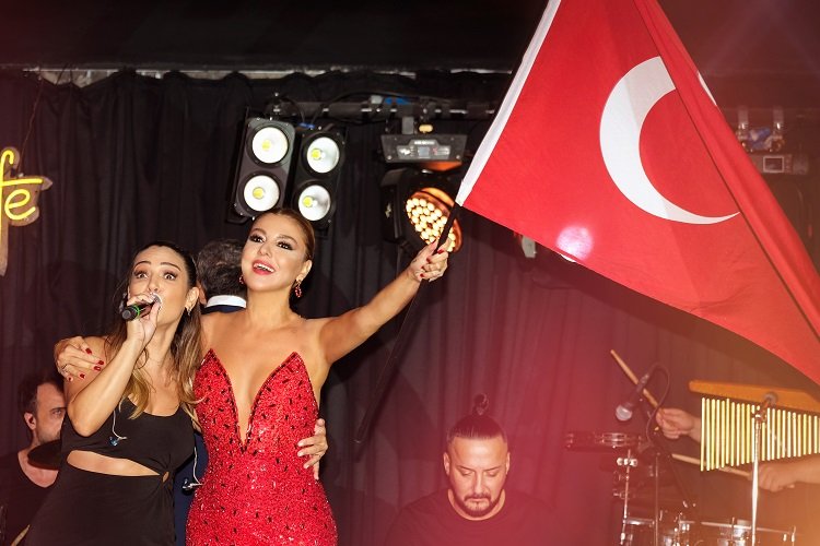 Gülben Ergen Alaçatı'yı büyüledi -