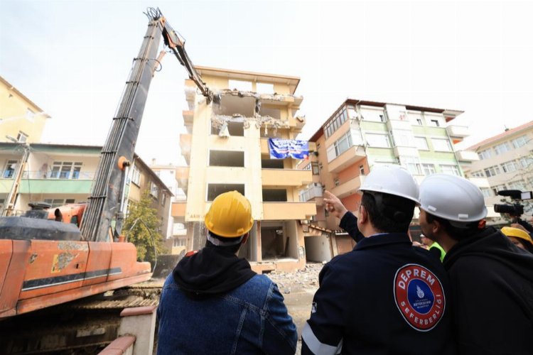 Güvenliği yüzde 0! Çökme riskli 318 binadan biri yıkıldı -