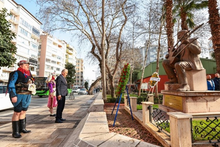 Halk ozanı Özay Gönlüm unutulmadı -