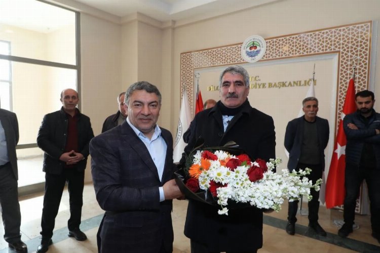 Hamza Şayir çiçeklerle karşılandı -