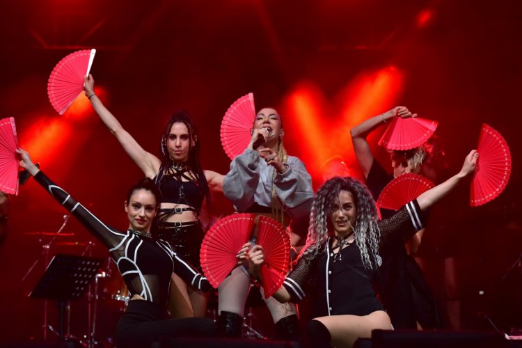 Hande Yener DEÜ'de sahne aldı -