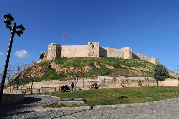 Hasar gören tarihi Gaziantep Kalesi'nde restorasyon başlıyor -