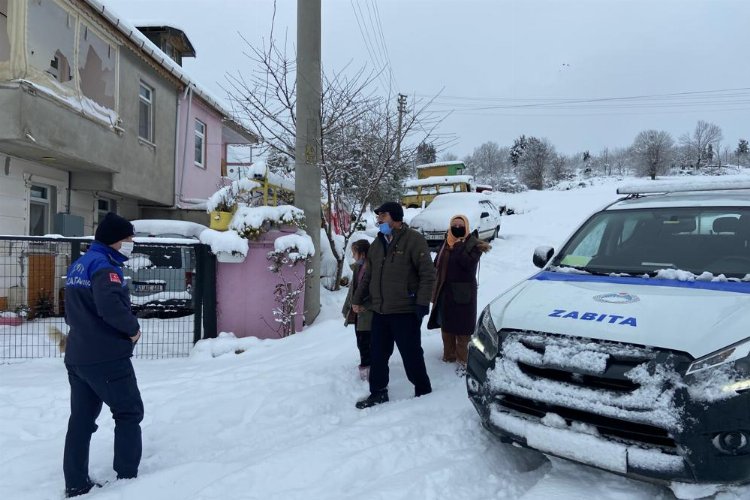Hasta çocuğun yardımına zabıta koştu -