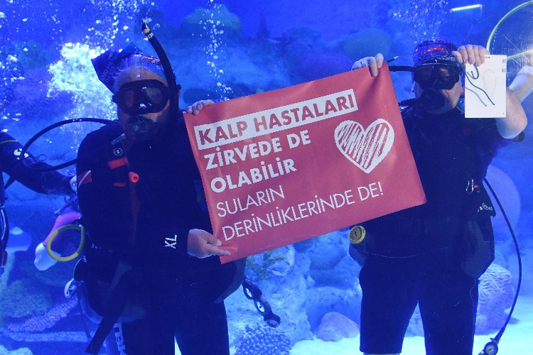Hastalarıyla 'sağlık' için daldılar! -