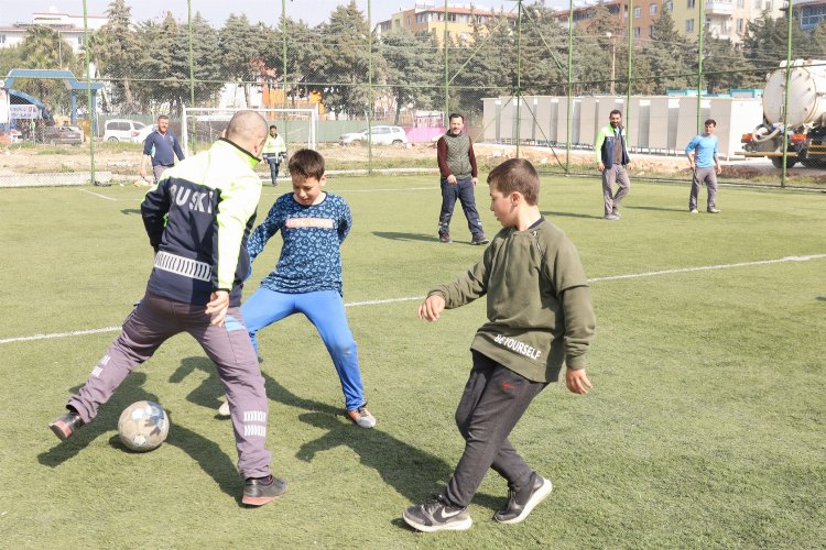 Hatay'da BUSKİ ekipleri depremzedeli çocuklara moral verdi -