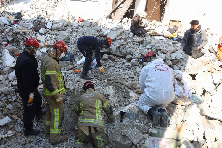 Hatay'da enkaz yığınlarında nefes arayışı -