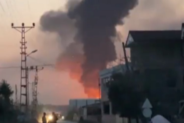 Hatay'da fabrika yangını! Dumanlar şehri kapladı! -