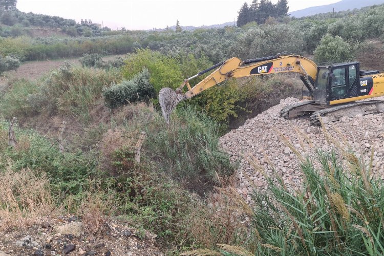 Hatay'da olası taşkınlara karşı temizlik sürüyor -