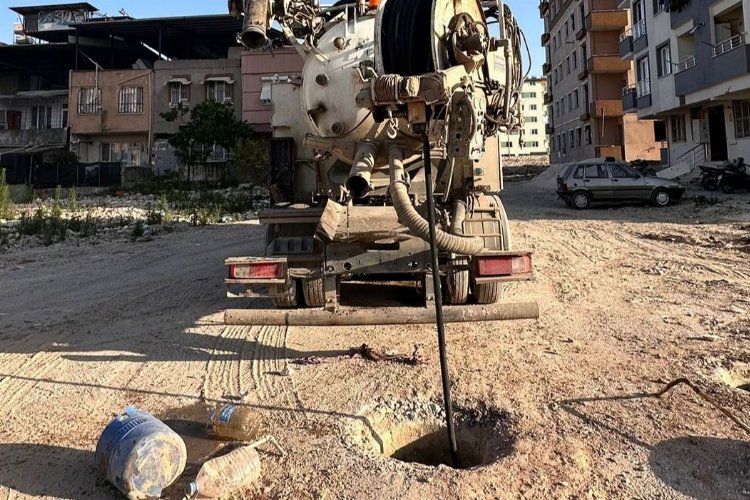Hatay'da tıkanan altyapı hatları temizleniyor -