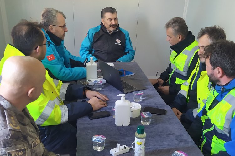 Hatay'daki Bursa ekibine Bakan Koca morali -