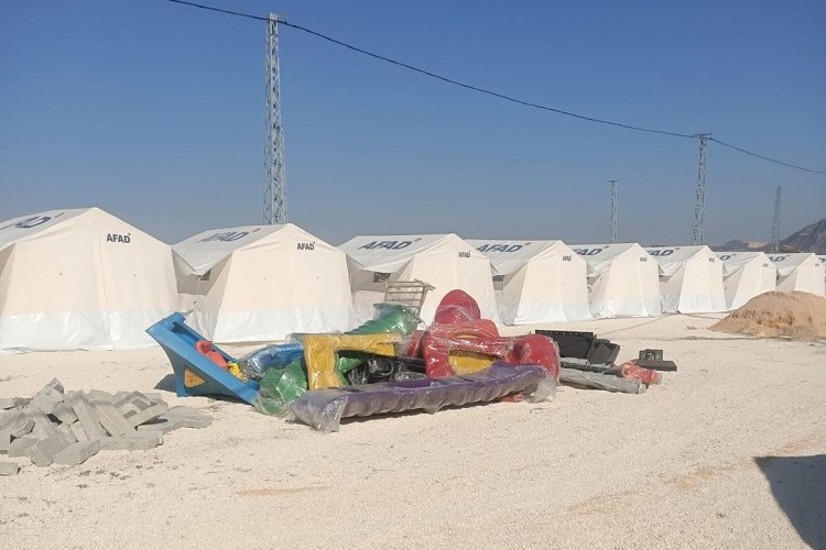Hatay Defne'de çadır kentin çevresine tel çit -