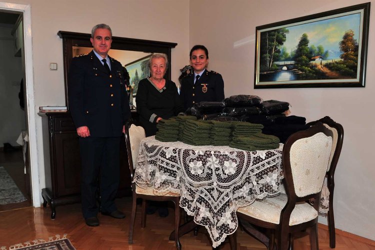 Hatice Teyze'den Mehmetçik'i ısıtan hediye -