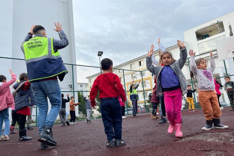 Hentbol Gönüllü Timi'nden Adıyamanlı çocuklara moral -