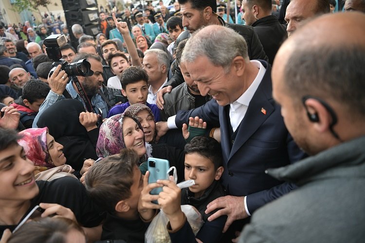 Hulusi Akar'a piknikte vatandaştan ilgi -