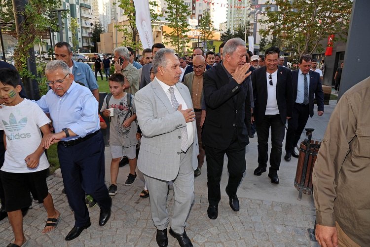 Hulusi Akar'dan Mevlana Meydanı'na tam not -