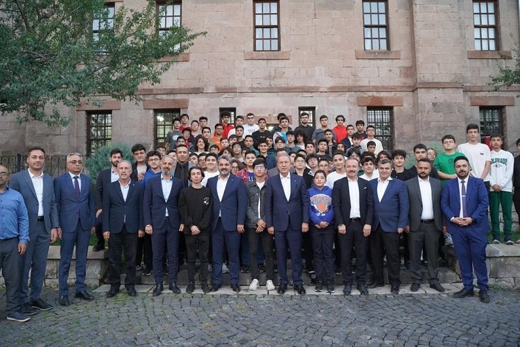 Hulusi Akar Kayserili gençlerle bir araya geldi -