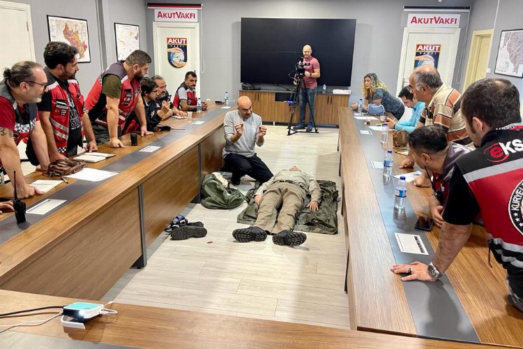 İBB AKOM ve AKUT Vakfı'nın afet eğitimleri başladı -