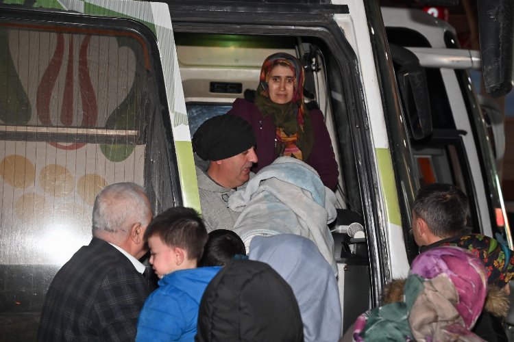 İlk depremzedeler Manisa'ya ulaştı -