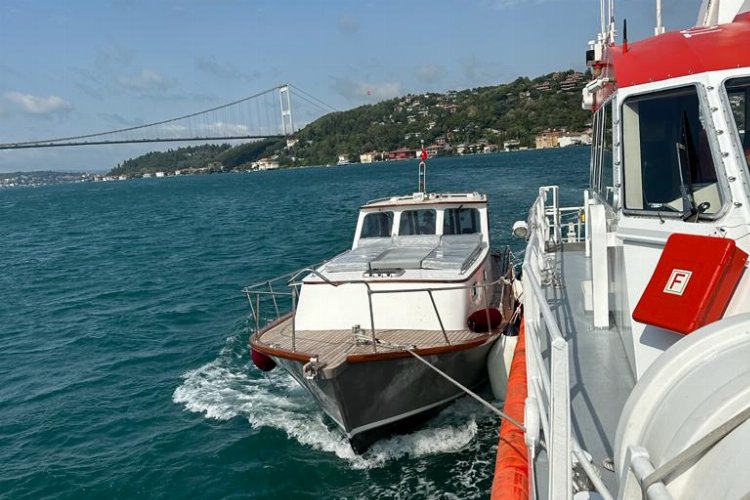 İstanbul açıklarında sürüklenen tekne kurtarıldı -