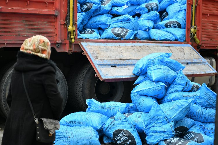 İstanbul Beylikdüzü'nden 90 haneye 90 ton yakacak yardımı -