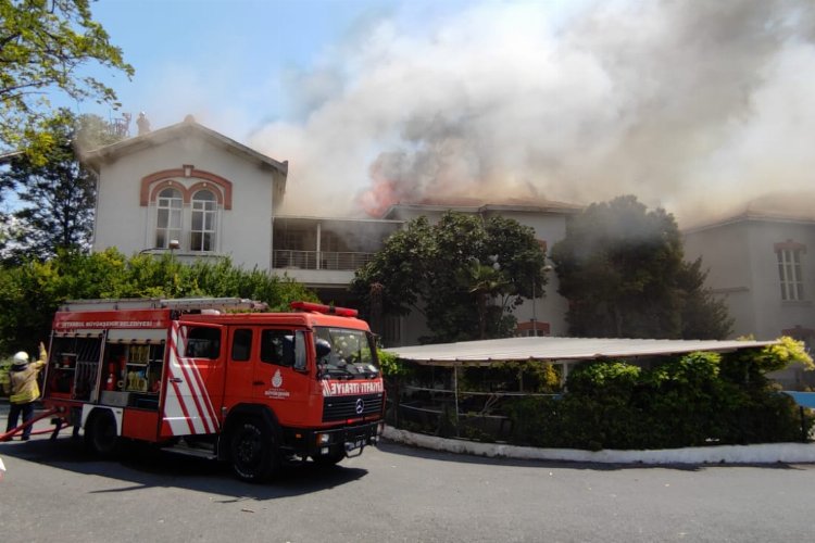 İstanbul'da Balıklı Rum Hastanesi yanıyor! -