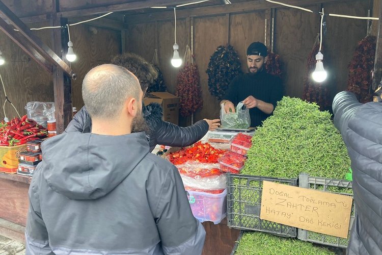 İstanbul'da depremzedeler için dayanışma pazarı -