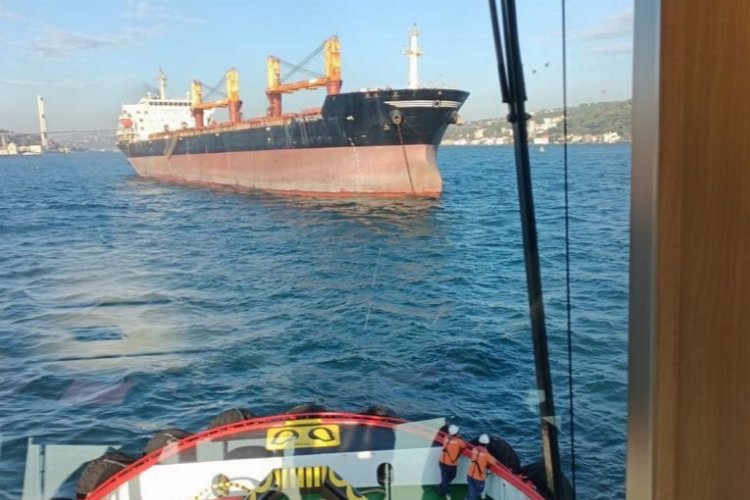 İstanbul'da dümeni kilitlenen gemi boğaz trafiğini askıya aldırdı! -