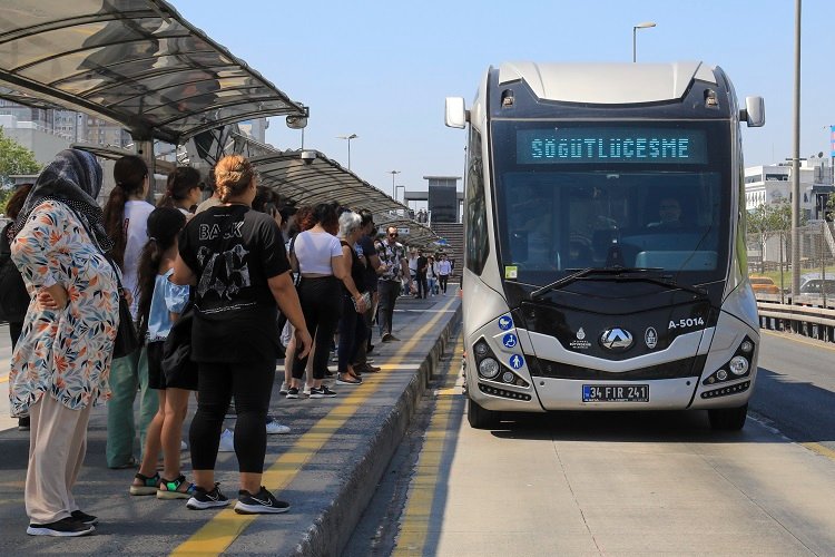 İstanbul'da yeni metrobüsler sefere çıkıyor -