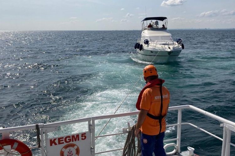 İstanbul Kınalıada'da 4 kişinin olduğu tekne sürüklendi -