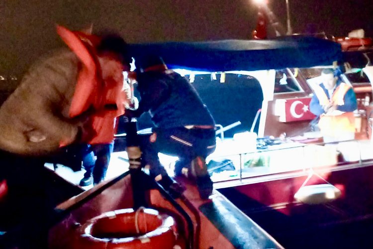 İstanbul Maltepe'de tekne karaya oturdu -
