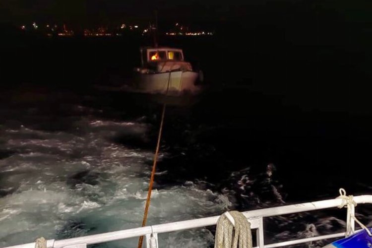 İstanbul Rumeli Kavağı açıklarında sürüklenen tekne kurtarıldı -