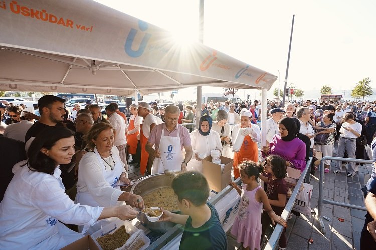İstanbul Üsküdar'da aşure ikramı -