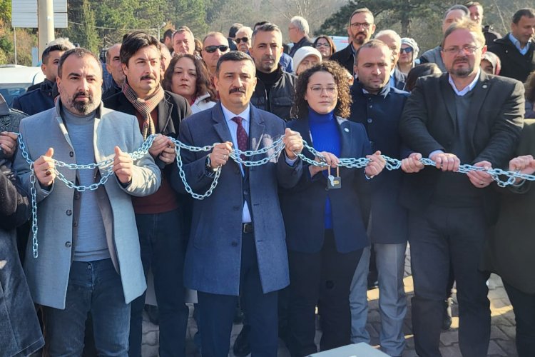 İYİ Parti'den zincirli-kilitli Uludağ protestosu! -
