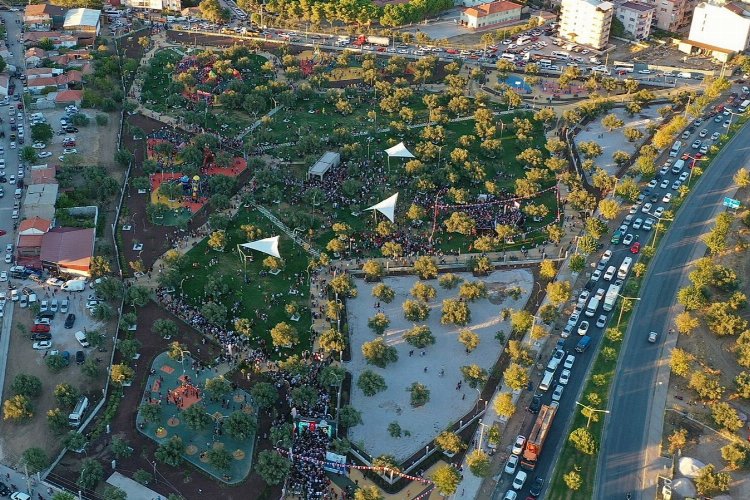 İzmir Bergama'da 8 bin kişiyle park açılışı -