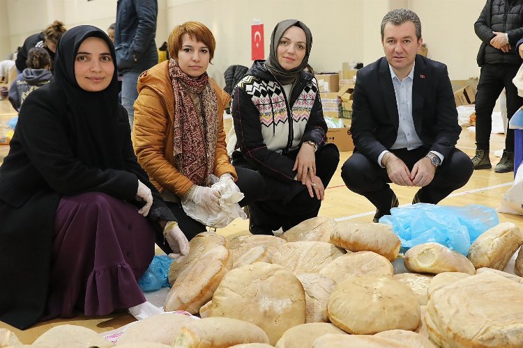 İzmir Bergama'da depremzedeler için ekmek pişiriyorlar -