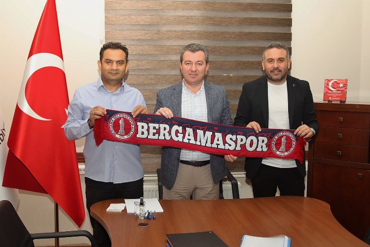İzmir Bergamaspor'da profesyonel imzalar atıldı -