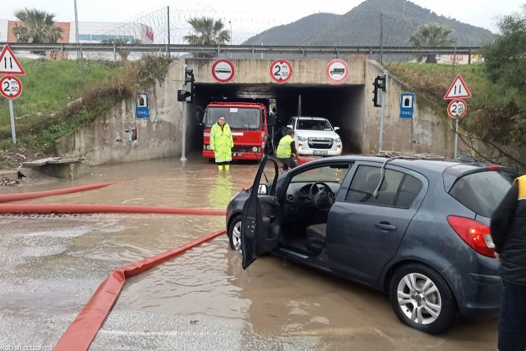 İzmir Büyükşehir'den sel açıklaması: Yaşam olumsuz etkilenmedi -