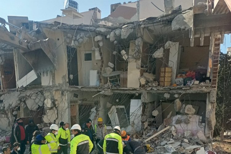İzmir Büyükşehir ekipleri Hatay'da umudu büyütüyor -
