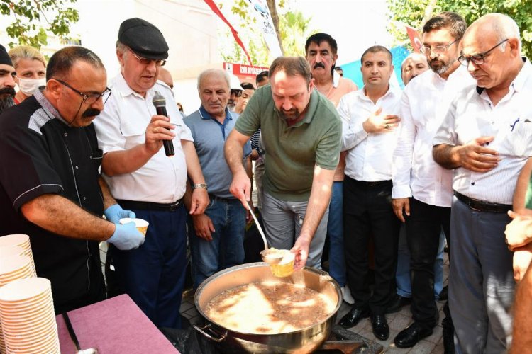 İzmir Çiğli'de aşure lokması ikramı -