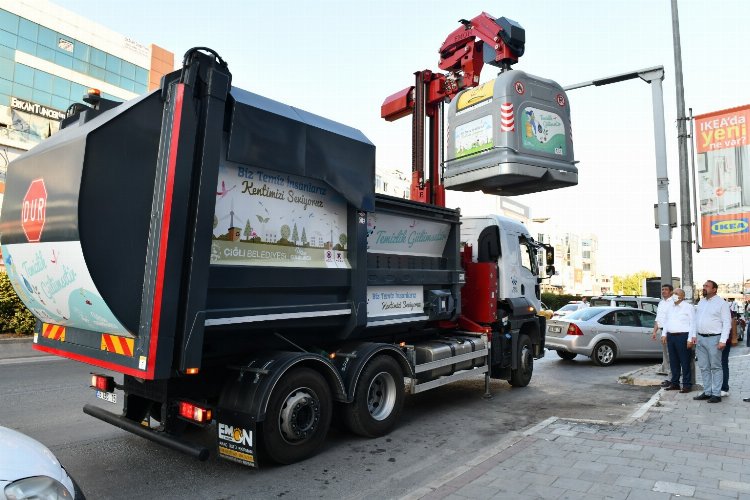 İzmir Çiğli'de çöp konteynerleri yenileniyor -