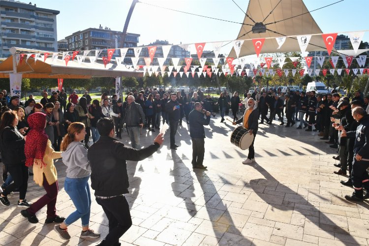 İzmir Çiğli'de davullu zurnalı 'toplu' sevinç -