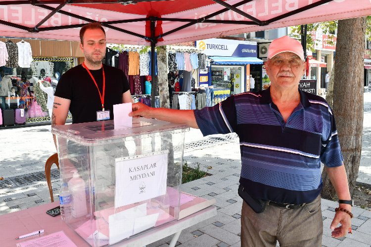İzmir Çiğli'de vatandaşlar sandığa gitti! -