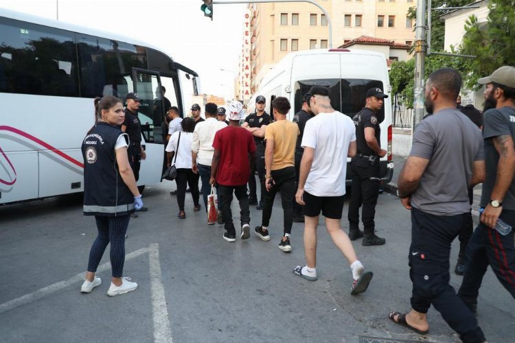 İzmir'de 30 düzensiz göçmene sınır dışı -